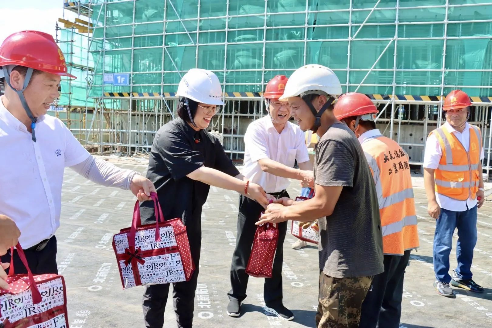 战酷暑，送清凉！区住建局领导班子看望慰问城市建设一线劳动者